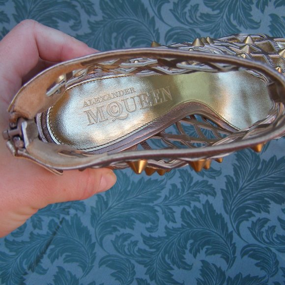 STUNNING size 39.5/US 9 Alexander McQueen Gold Studded heels (store display) - Picture 11 of 16